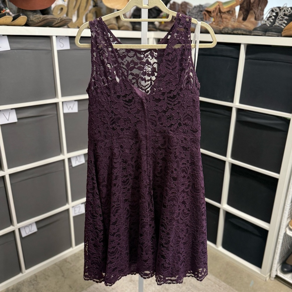 David’s Bridal Plum Elegant Purple Lace Bridesmaid Homecoming Dress - Picture 3 of 9